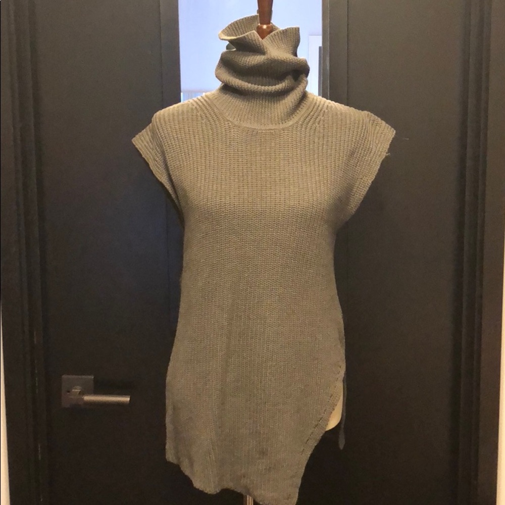 Sleeveless turtleneck sweater